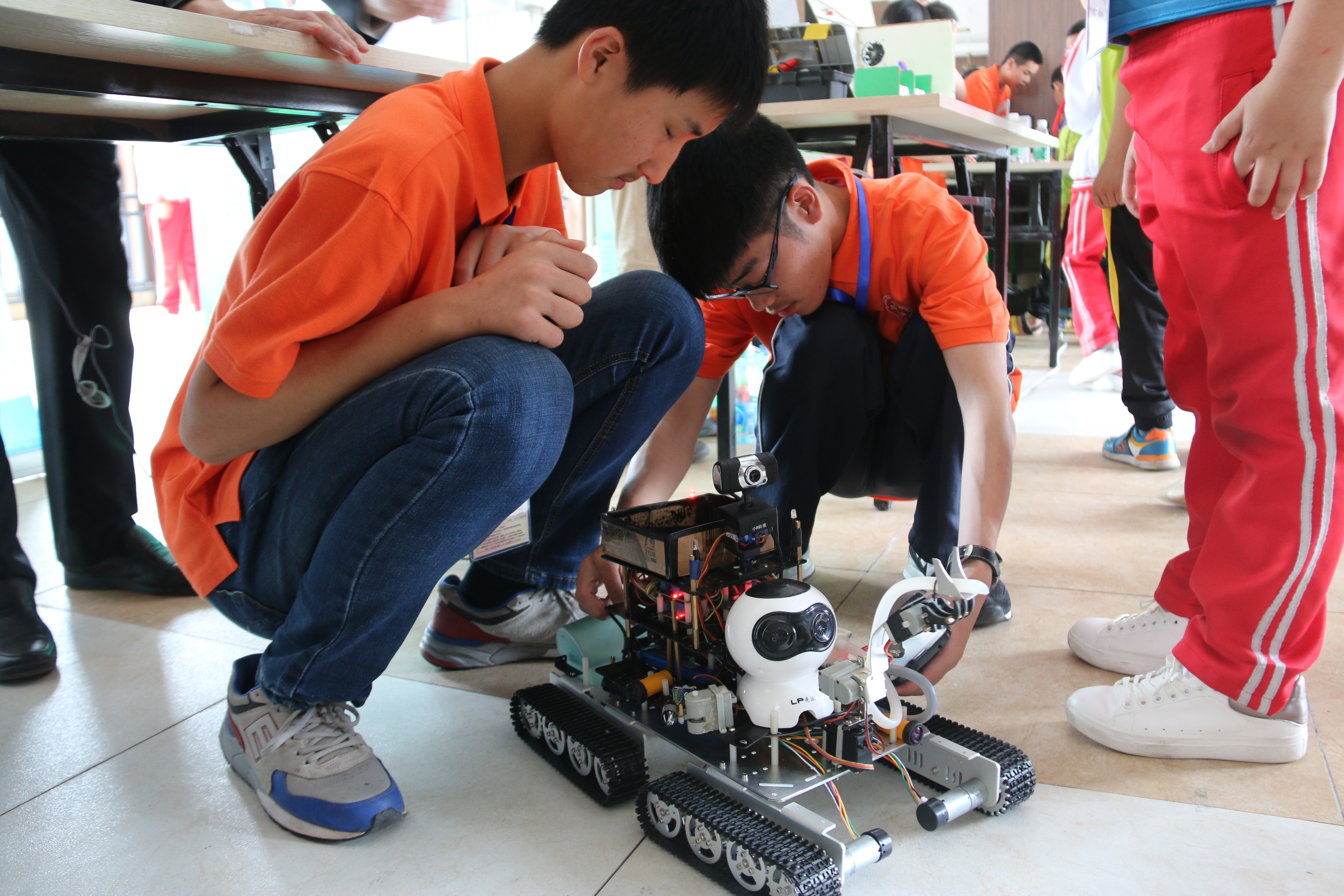 “科學比拼、智慧頭腦”——第十四屆四川省青少年機器人創新實踐活動成功舉辦